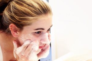teen-girl-washing-face_cafdiv
