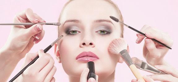 14 Thoughts you have while putting on make up